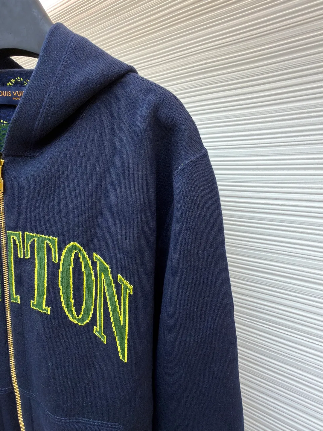 LOUIS VUITTON double-sided cotton-wool blended knitted hoodie ●Original version: Purchased and developed for 27999 ●Item number: 1681379-C50 ●Fabric: cotton fabric ●Technology: knitted jacquard production ●Color: blue-green ●Version: fitted version ●Weight: about 1415 grams ●Size: S-M-L-XL ●Description: Made of cotton-blend knitted fabric, one side is fully printed with the brand's classic Monogram pattern, with green and blue contrasting colors and jacquard craftsmanship, which makes the brand recognizable; the other side is mainly navy blue, with brand letters embroidered on the chest, which is simple and elegant; the hooded design is casual and casual, and can be worn in two ways to unlock various styles to meet the needs of different dressing scenes; the overall version is loose and comfortable, and is tolerant, making it easy to create a trendy and high-end sense. This jacket adopts a double-sided design. One side is mainly navy blue with fluorescent green brand letter jacquard, and the other side is a full-length LV classic logo jacquard spliced ​​with navy blue and green stripes, presenting a diverse style. It has a hooded design and a brand-customized gold zipper, which makes it luxurious and easy to put on and take off. In the weaving process, precision jacquard knitting technology is used. The pattern texture on the front and back sides is clear and three-dimensional, and the yarn is woven tightly and evenly, ensuring that the fabric is soft, skin-friendly and has a good crisp feel. The double front chest pocket design is both practical and beautiful. From jacquard weaving to zipper material selection, every process reflects the brand's strict requirements for craftsmanship. It combines double-sided wear creativity with high-end knitting technology to present a luxurious item with both fashionable recognition and wearable texture. The overall wiring is straight and delicate, the fabric is comfortable and soft, and the color is consistent without color difference. It can be matched with the same style to create a fashionable look and control various occasions. Customized accessories, complete with three standards, same style for men and women!